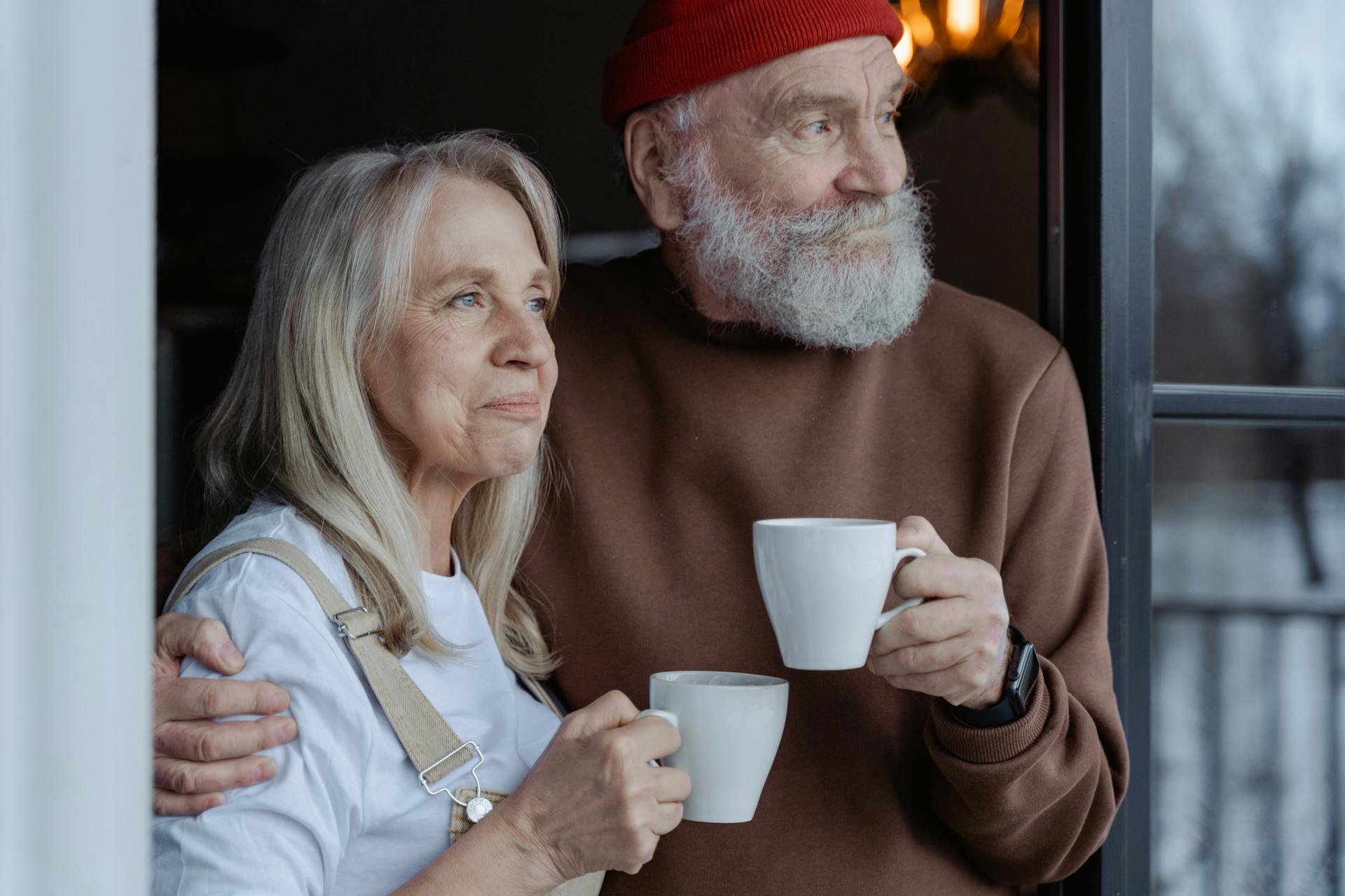 An older couple standing together | Source: Pexels